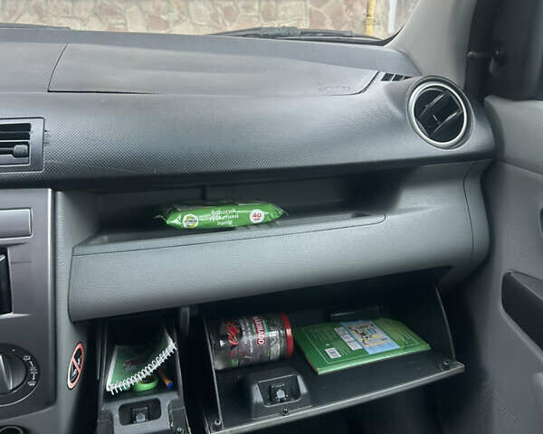 Серый Мазда 2, объемом двигателя 1.4 л и пробегом 200 тыс. км за 3200 $, фото 7 на Automoto.ua