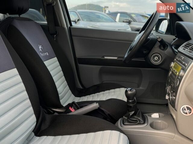 Серый Мазда 2, объемом двигателя 1.39 л и пробегом 130 тыс. км за 4300 $, фото 17 на Automoto.ua