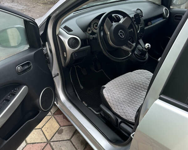Серый Мазда 2, объемом двигателя 1.4 л и пробегом 147 тыс. км за 4300 $, фото 3 на Automoto.ua