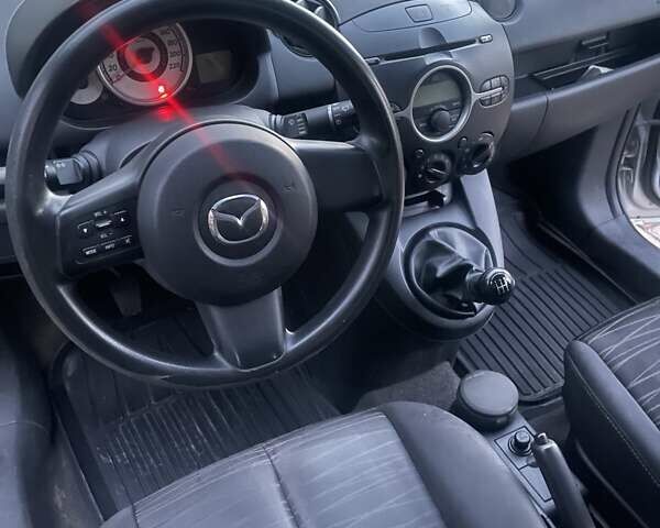 Сірий Мазда 2, об'ємом двигуна 1.35 л та пробігом 168 тис. км за 5300 $, фото 4 на Automoto.ua