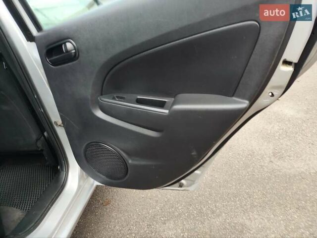 Сірий Мазда 2, об'ємом двигуна 1.4 л та пробігом 230 тис. км за 4800 $, фото 17 на Automoto.ua