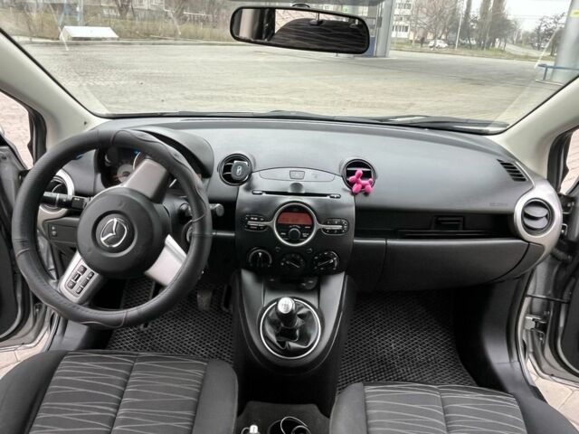 Серый Мазда 2, объемом двигателя 1.4 л и пробегом 249 тыс. км за 4700 $, фото 17 на Automoto.ua