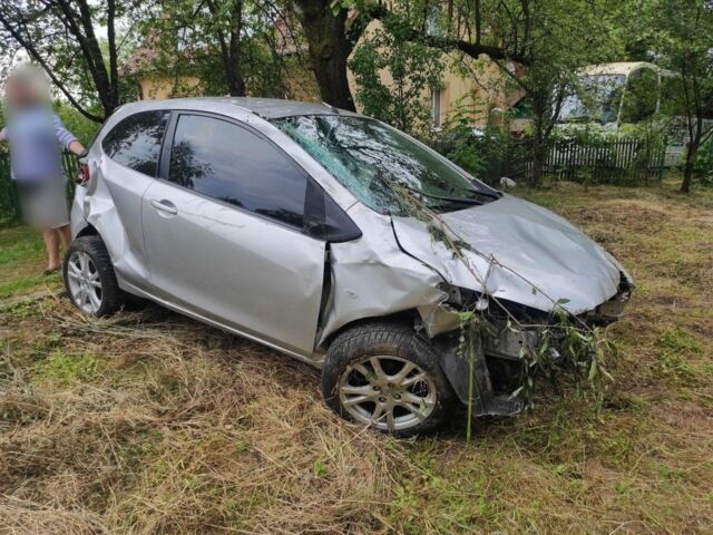 Серый Мазда 2, объемом двигателя 1.4 л и пробегом 212 тыс. км за 950 $, фото 2 на Automoto.ua