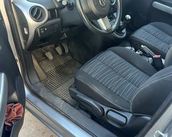 Серый Мазда 2, объемом двигателя 1.3 л и пробегом 244 тыс. км за 5200 $, фото 7 на Automoto.ua