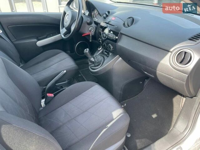 Серый Мазда 2, объемом двигателя 1.3 л и пробегом 194 тыс. км за 6850 $, фото 15 на Automoto.ua