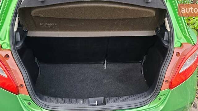 Зелений Мазда 2, об'ємом двигуна 1.5 л та пробігом 69 тис. км за 6300 $, фото 11 на Automoto.ua