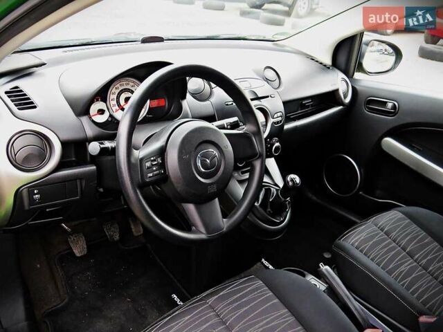 Зелений Мазда 2, об'ємом двигуна 1.4 л та пробігом 169 тис. км за 3700 $, фото 4 на Automoto.ua