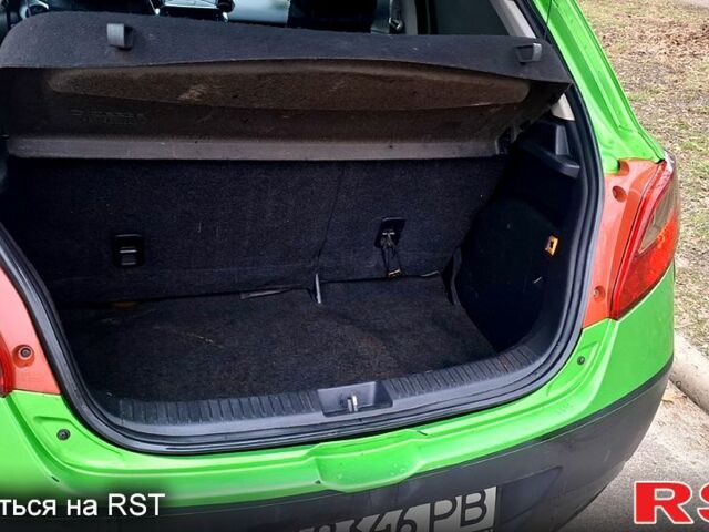 Зеленый Мазда 2, объемом двигателя 1.3 л и пробегом 19300 тыс. км за 4800 $, фото 4 на Automoto.ua