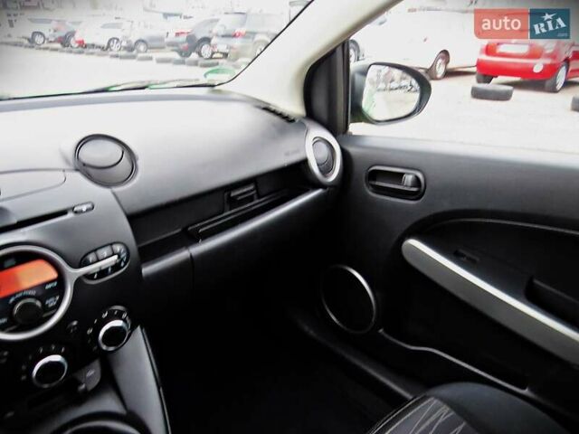 Зелений Мазда 2, об'ємом двигуна 1.4 л та пробігом 169 тис. км за 3700 $, фото 9 на Automoto.ua