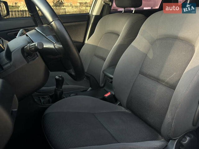 Білий Мазда 3, об'ємом двигуна 1.6 л та пробігом 226 тис. км за 5299 $, фото 8 на Automoto.ua