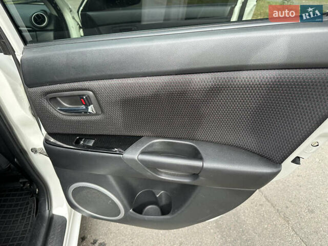 Білий Мазда 3, об'ємом двигуна 1.6 л та пробігом 219 тис. км за 5500 $, фото 44 на Automoto.ua