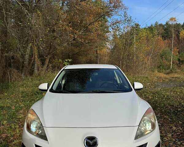 Белый Мазда 3, объемом двигателя 1.56 л и пробегом 230 тыс. км за 6800 $, фото 1 на Automoto.ua