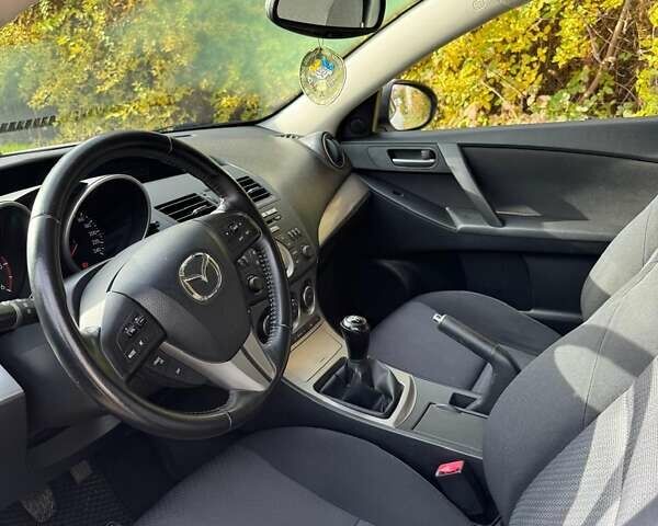 Белый Мазда 3, объемом двигателя 1.56 л и пробегом 230 тыс. км за 6800 $, фото 4 на Automoto.ua