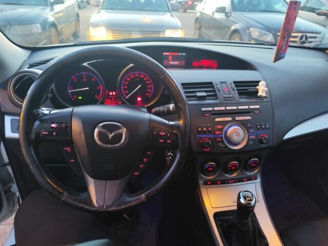 Белый Мазда 3, объемом двигателя 1.6 л и пробегом 300 тыс. км за 5700 $, фото 4 на Automoto.ua