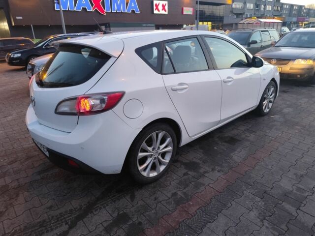 Белый Мазда 3, объемом двигателя 1.6 л и пробегом 300 тыс. км за 5700 $, фото 2 на Automoto.ua