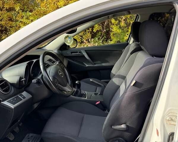 Белый Мазда 3, объемом двигателя 1.56 л и пробегом 230 тыс. км за 6800 $, фото 5 на Automoto.ua