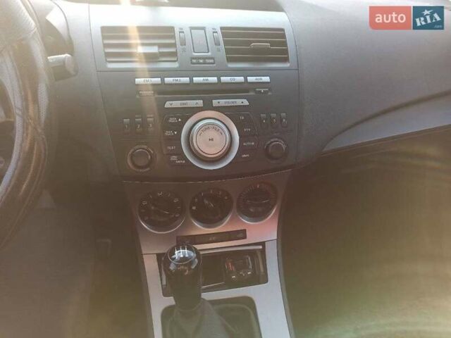 Білий Мазда 3, об'ємом двигуна 1.6 л та пробігом 230 тис. км за 5500 $, фото 16 на Automoto.ua