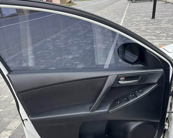 Белый Мазда 3, объемом двигателя 1.6 л и пробегом 171 тыс. км за 8500 $, фото 6 на Automoto.ua