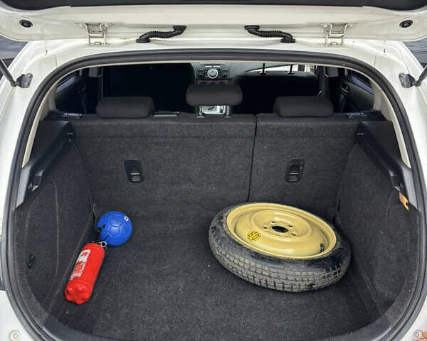 Белый Мазда 3, объемом двигателя 1.6 л и пробегом 171 тыс. км за 8500 $, фото 28 на Automoto.ua