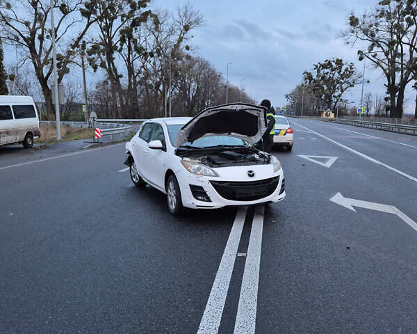 Белый Мазда 3, объемом двигателя 1.6 л и пробегом 132 тыс. км за 2600 $, фото 1 на Automoto.ua