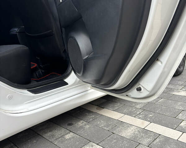 Белый Мазда 3, объемом двигателя 1.6 л и пробегом 171 тыс. км за 8500 $, фото 12 на Automoto.ua