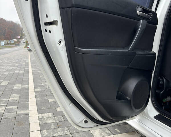 Белый Мазда 3, объемом двигателя 1.6 л и пробегом 171 тыс. км за 8500 $, фото 10 на Automoto.ua