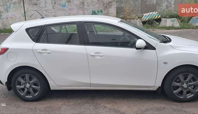 Белый Мазда 3, объемом двигателя 1.6 л и пробегом 159 тыс. км за 8000 $, фото 3 на Automoto.ua