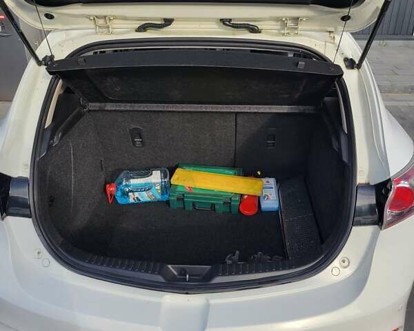 Білий Мазда 3, об'ємом двигуна 1.56 л та пробігом 228 тис. км за 7700 $, фото 27 на Automoto.ua