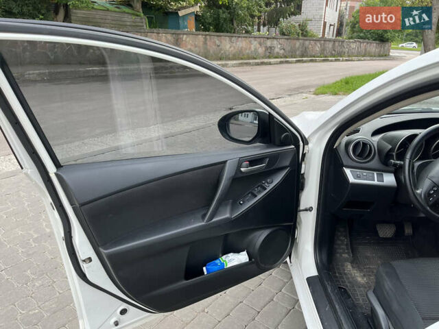 Белый Мазда 3, объемом двигателя 1.6 л и пробегом 147 тыс. км за 8500 $, фото 3 на Automoto.ua