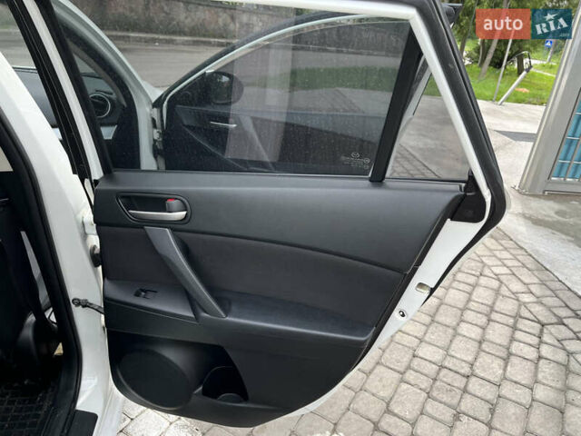 Белый Мазда 3, объемом двигателя 1.6 л и пробегом 147 тыс. км за 8500 $, фото 5 на Automoto.ua