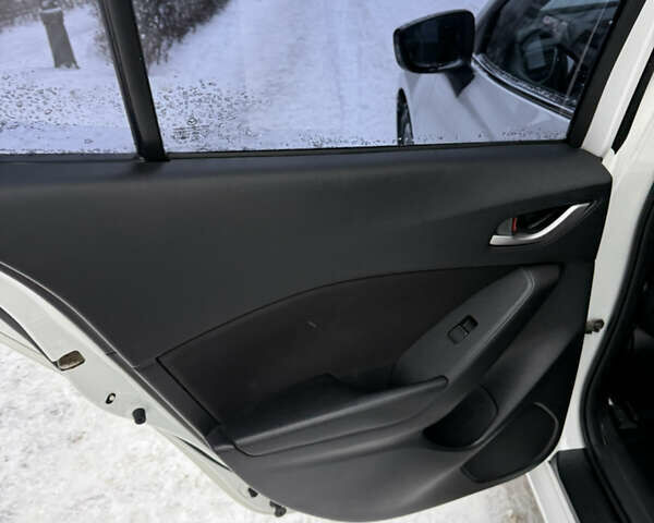 Белый Мазда 3, объемом двигателя 1.5 л и пробегом 150 тыс. км за 11000 $, фото 40 на Automoto.ua