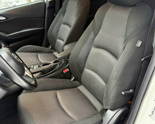 Белый Мазда 3, объемом двигателя 1.5 л и пробегом 150 тыс. км за 11000 $, фото 17 на Automoto.ua