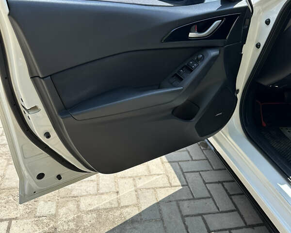 Белый Мазда 3, объемом двигателя 2 л и пробегом 291 тыс. км за 9999 $, фото 6 на Automoto.ua
