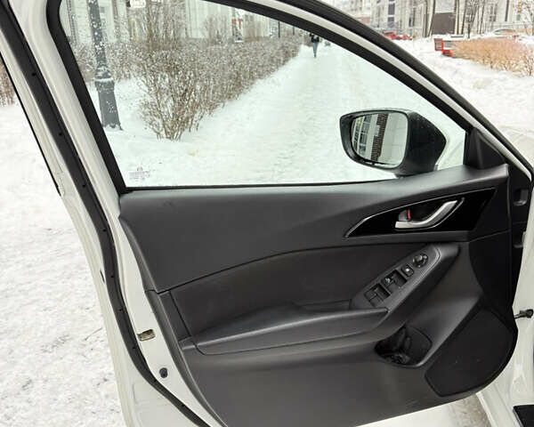 Белый Мазда 3, объемом двигателя 1.5 л и пробегом 150 тыс. км за 11000 $, фото 19 на Automoto.ua