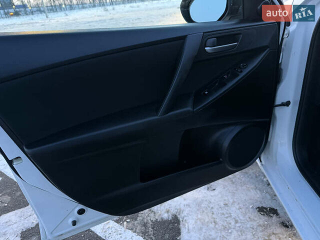 Белый Мазда 3, объемом двигателя 2 л и пробегом 199 тыс. км за 7850 $, фото 10 на Automoto.ua