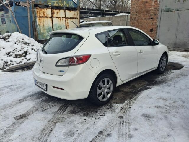 Белый Мазда 3, объемом двигателя 2 л и пробегом 118 тыс. км за 5700 $, фото 3 на Automoto.ua