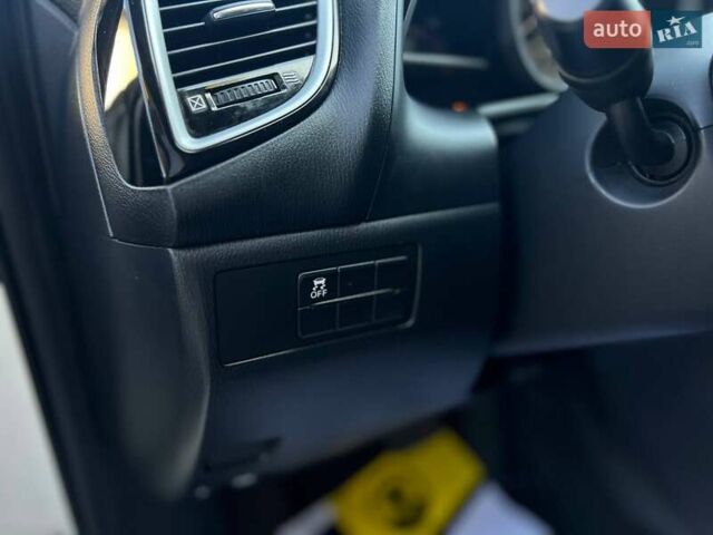 Белый Мазда 3, объемом двигателя 2 л и пробегом 178 тыс. км за 9300 $, фото 16 на Automoto.ua