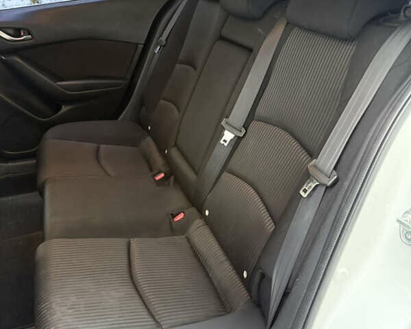 Белый Мазда 3, объемом двигателя 1.5 л и пробегом 150 тыс. км за 11000 $, фото 43 на Automoto.ua