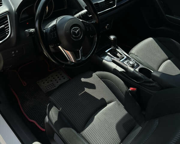 Белый Мазда 3, объемом двигателя 2 л и пробегом 291 тыс. км за 9999 $, фото 7 на Automoto.ua