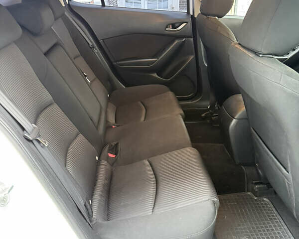 Белый Мазда 3, объемом двигателя 1.5 л и пробегом 150 тыс. км за 11000 $, фото 36 на Automoto.ua