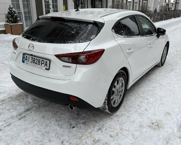 Белый Мазда 3, объемом двигателя 1.5 л и пробегом 150 тыс. км за 11000 $, фото 3 на Automoto.ua