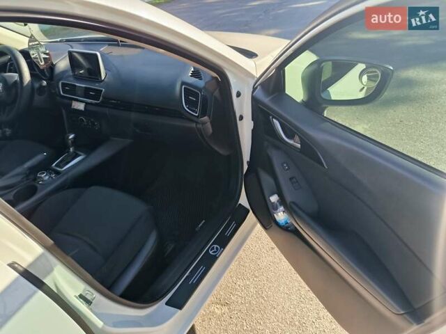 Белый Мазда 3, объемом двигателя 2 л и пробегом 141 тыс. км за 9600 $, фото 2 на Automoto.ua