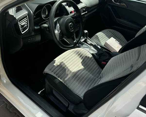 Белый Мазда 3, объемом двигателя 2 л и пробегом 122 тыс. км за 12400 $, фото 3 на Automoto.ua