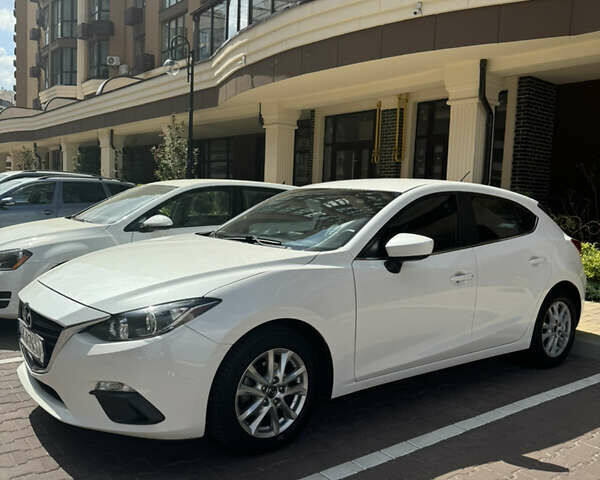 Белый Мазда 3, объемом двигателя 2 л и пробегом 122 тыс. км за 12400 $, фото 1 на Automoto.ua