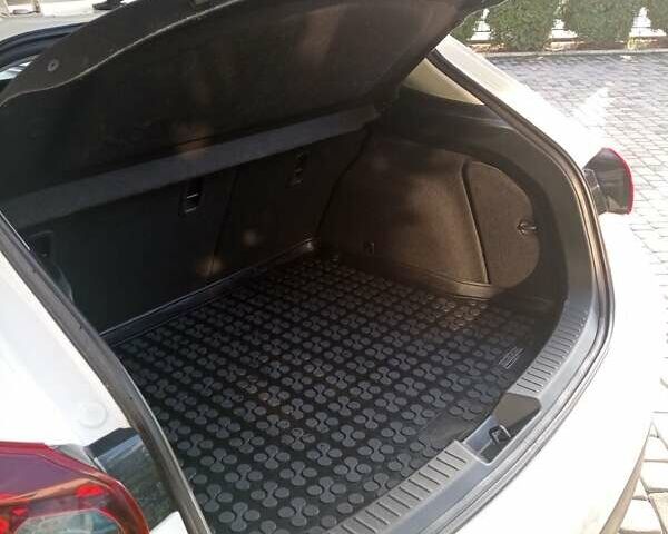 Белый Мазда 3, объемом двигателя 2 л и пробегом 140 тыс. км за 12500 $, фото 6 на Automoto.ua
