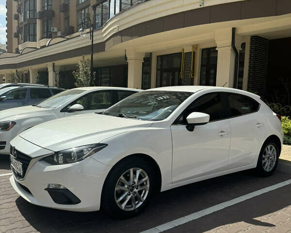 Белый Мазда 3, объемом двигателя 2 л и пробегом 122 тыс. км за 12400 $, фото 4 на Automoto.ua