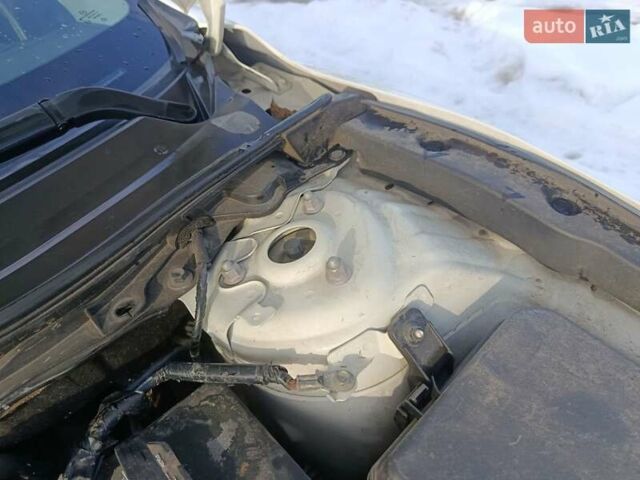 Белый Мазда 3, объемом двигателя 2 л и пробегом 147 тыс. км за 10900 $, фото 8 на Automoto.ua