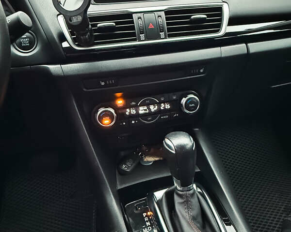 Белый Мазда 3, объемом двигателя 1.5 л и пробегом 120 тыс. км за 15000 $, фото 10 на Automoto.ua