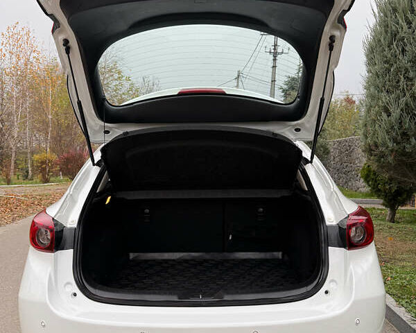 Белый Мазда 3, объемом двигателя 1.5 л и пробегом 120 тыс. км за 15000 $, фото 4 на Automoto.ua