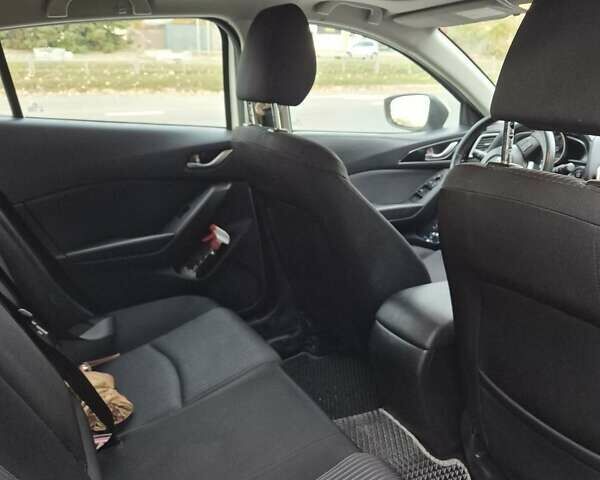 Белый Мазда 3, объемом двигателя 2 л и пробегом 199 тыс. км за 10999 $, фото 2 на Automoto.ua